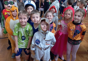 Uczniowie prezentuja stroje podczas balu krnawałowego