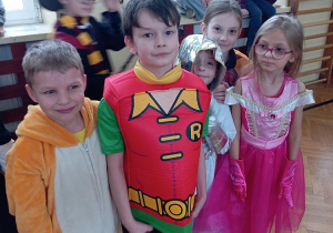 Uczniowie klasy pierwszej na balu karnawałowym