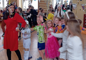 Korowód uczniów klasy pierwszej podczas balu karnawałowego