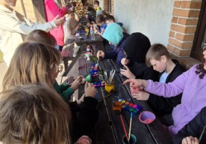 Uczniowie klas 5a i 5c podczas ozdabiania przedmiotów z gliny