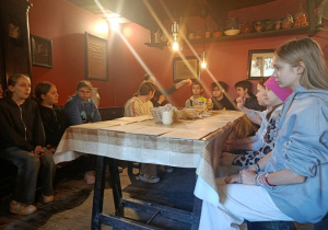 Uczniowie klasy 5a w warsztacie garncarskim