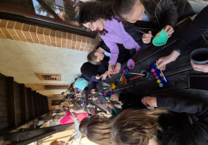 Uczniowie klas piątych podczas ozdabiania przedmiotów z gliny