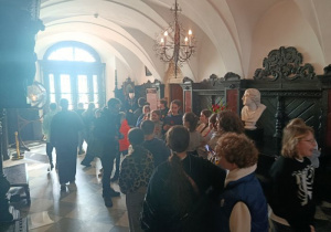 Uczniowie klas piątych zwiedzają pałac w Nieborowie