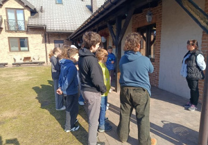 Uczniowie przed wejściem do warsztatu z garncarstwa