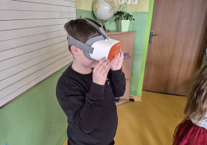 Uczeń w okularch Google