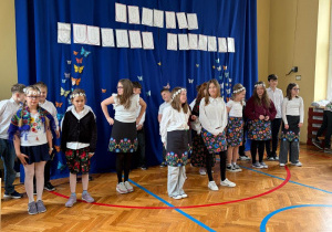 Uczniowie śpiewają piosenki