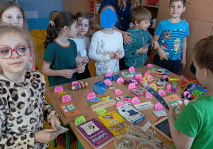 Uczniowie klasy 1b bawią się w sklep - na fotografii sklepik z cenami
