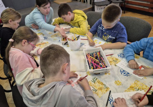 Warsztaty plastyczne podczas warsztatów w Muzeum Tradycji Niepodległościowych