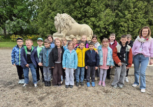 Zdjęcie grupowe uczniów w Nieborowie