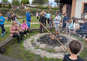 Uczniowie z kalsy 2a pieką kiełbaski w Bolimowie