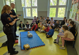 Zajęcia z pierwszej pomocy ze Strażą Miejską - pokaz udzielania pierwszej pomocy