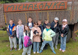 Zdjęcie grupowe klasy 1b w Michałówce