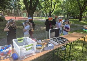 Uczniowie w okularach VR podczas Festynu Szkolnego