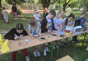 Uczniowie z klas 2 działają długopisami 3d
