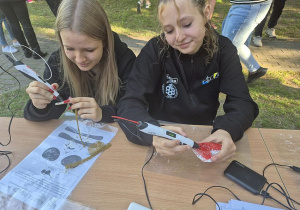 Dziewczynki wyknują własne projekty długopisami 3d