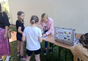 Uczniowie podczas zabaw z długopisami 3D
