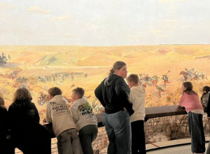 Miniaturka przedstawia uczniów oglądających Panoramę Racławicką