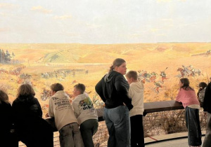Uczniowie podczas oglądania Panoramy Racławickiej