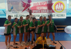 Brązowy Medal Mistrzostw Polski - zdjęcie grupowe z trenerem
