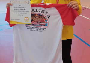 Brązowy Medal Mistrzostw Polski - uczennica z koszulką i dyplomem