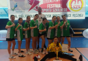 Uczennice wraz z trenerem na podsumowaniu osiągnięć sportowych