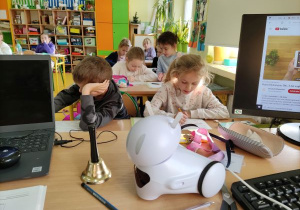 Dzieci testują roboty Photon