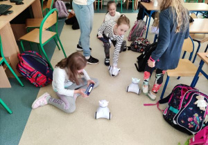 Dzieci testują roboty Photon