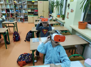 Uczniowie klasy 2a na lekcji z okularami Google